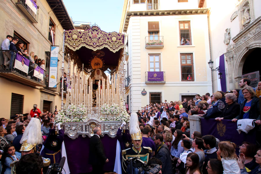 Miles de devotos se agolpan para ver a Nuestro Padre Jesús de la Paciencia y María Santísima de las Penas 