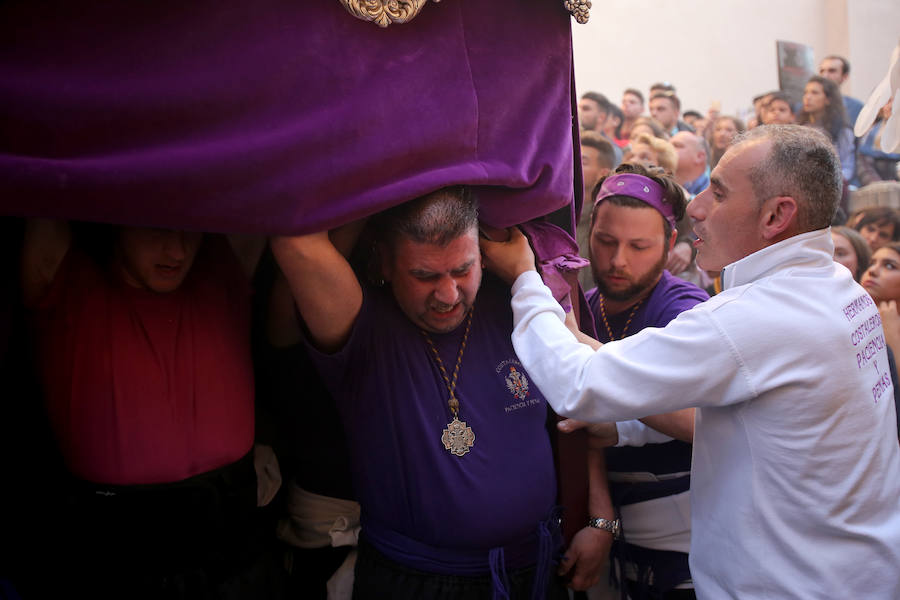 Miles de devotos se agolpan para ver a Nuestro Padre Jesús de la Paciencia y María Santísima de las Penas 