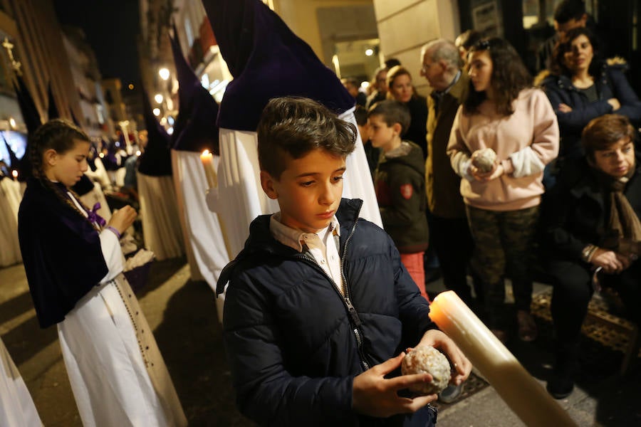 El blanco y el morado rinden tributo a Nuestro Padre Jesús de las Tres Caídas y Nuestra Señora del Rosario