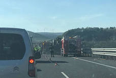 Imágenes del camión que ha ardido en plena autovía, a la altura de Dúrcal