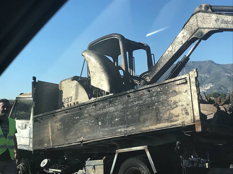 Imágenes del camión que ha ardido en plena autovía, a la altura de Dúrcal