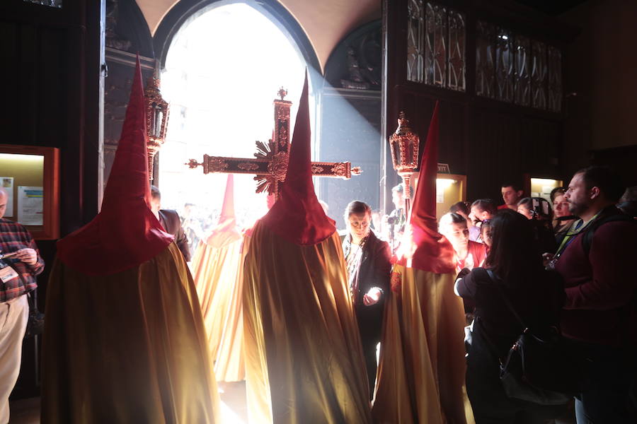 El Cristo del Consuelo y María Santísima del Sacromonte atraviesa la ciudad para llegar al Sacromonte entre hogueras y cantes