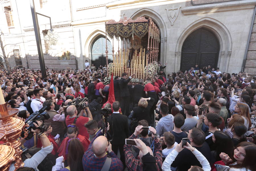 El Cristo del Consuelo y María Santísima del Sacromonte atraviesan la ciudad para llegar al Sacromonte entre hogueras y cantes