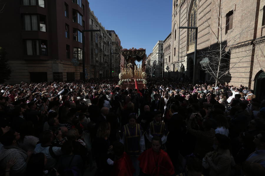 El Cristo del Consuelo y María Santísima del Sacromonte atraviesan la ciudad para llegar al Sacromonte entre hogueras y cantes