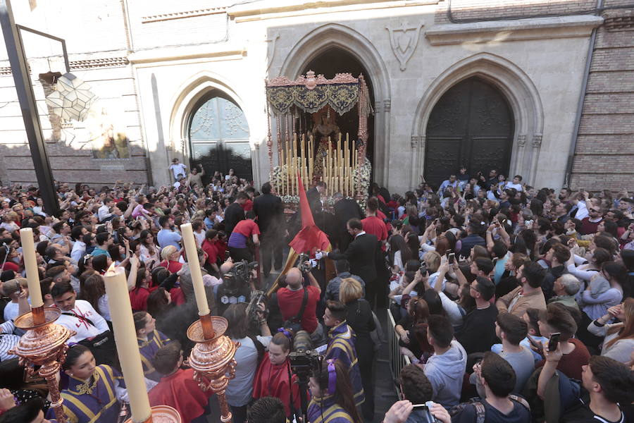 El Cristo del Consuelo y María Santísima del Sacromonte atraviesan la ciudad para llegar al Sacromonte entre hogueras y cantes