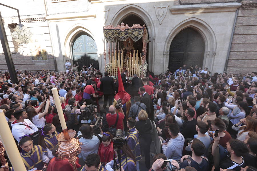 El Cristo del Consuelo y María Santísima del Sacromonte atraviesan la ciudad para llegar al Sacromonte entre hogueras y cantes