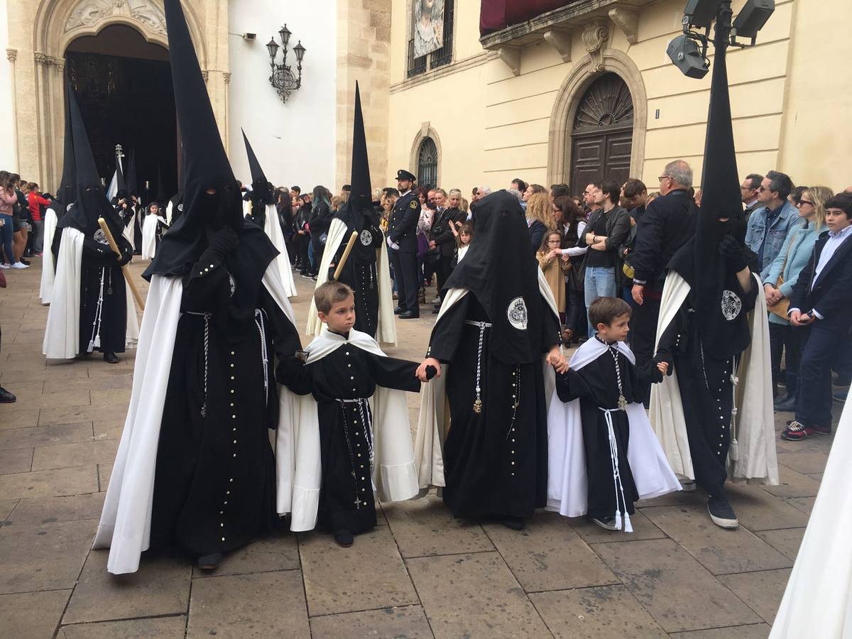 La hermandad ha dejado Santo Domingo con dos de las imágenes más bellas de la Semana Santa almeriense