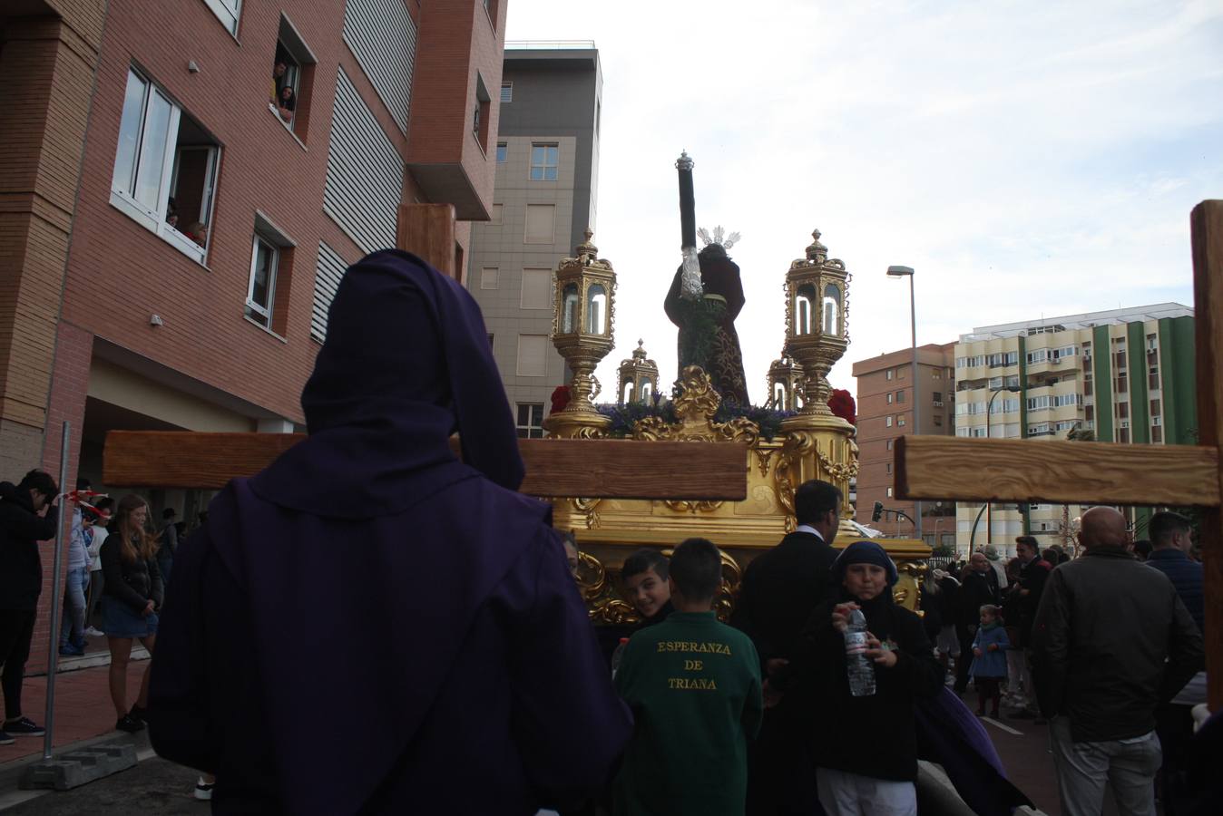 El fuerte viento está desluciendo los desfiles del Jueves Santo