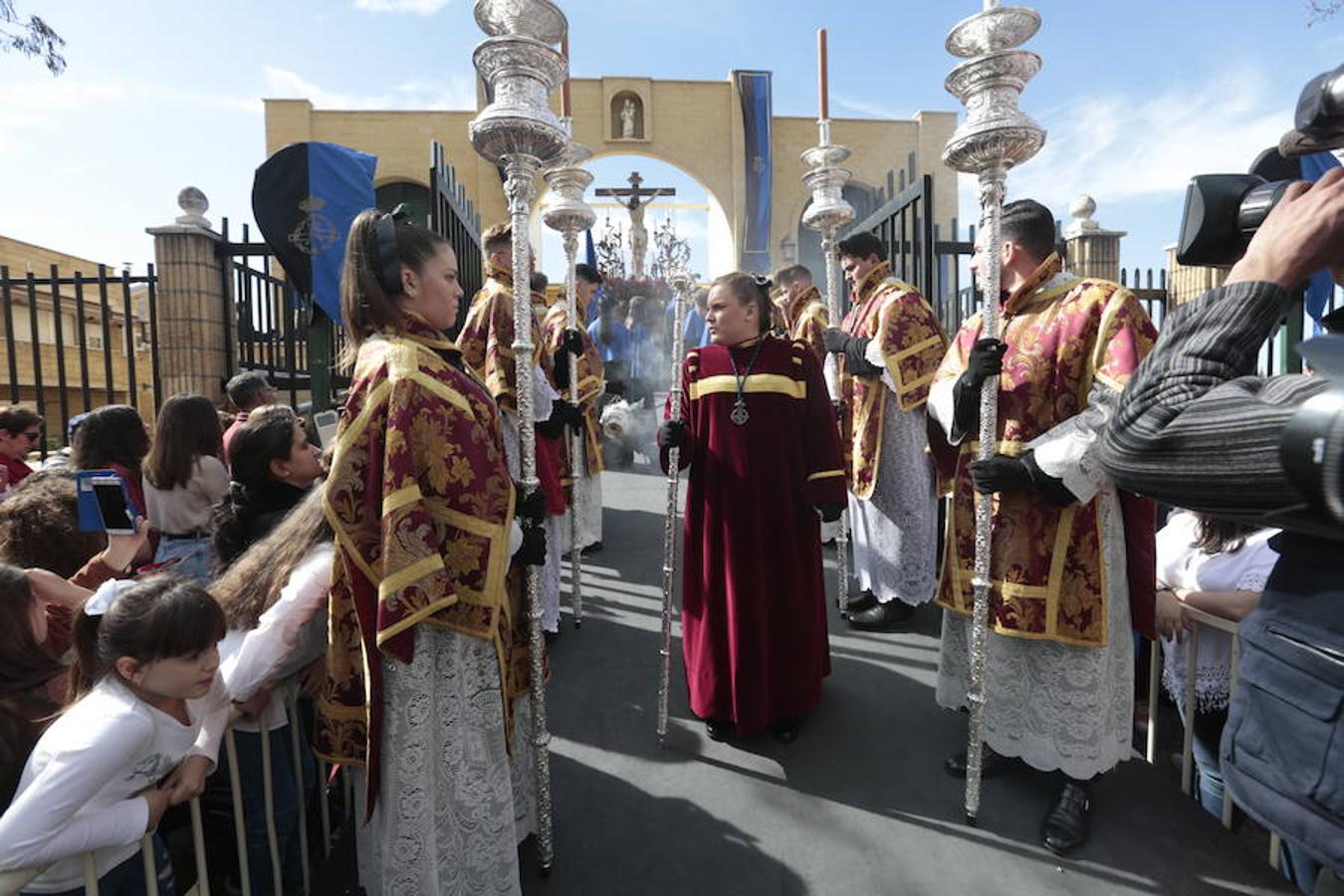 La Real Cofradía de Penitencia del Santísimo Cristo de la Redención y Nuestra Señora de la Salud recorre el Zaidín entre vítores 