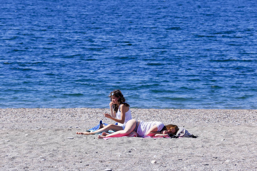 Las playas granadinas ya han estrenado la temporada con los primeros bañistas. A pesar de los estragos del pasado temporal, se han mejorado las expectativas. 