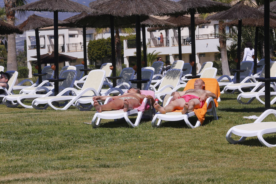 Las playas granadinas ya han estrenado la temporada con los primeros bañistas. A pesar de los estragos del pasado temporal, se han mejorado las expectativas. 