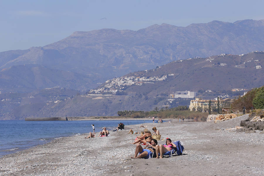 Las playas granadinas ya han estrenado la temporada con los primeros bañistas. A pesar de los estragos del pasado temporal, se han mejorado las expectativas. 