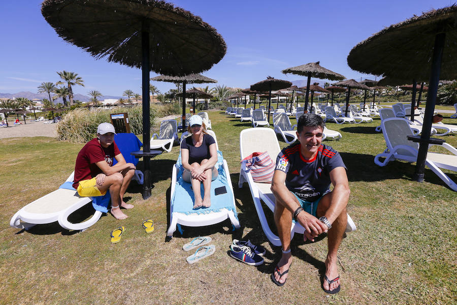 Las playas granadinas ya han estrenado la temporada con los primeros bañistas. A pesar de los estragos del pasado temporal, se han mejorado las expectativas. 