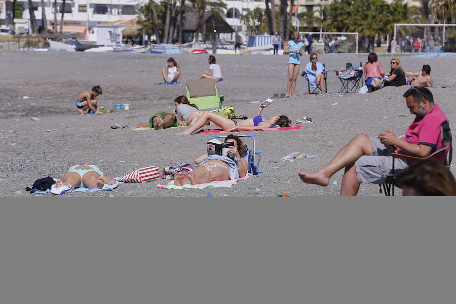 Las playas granadinas ya han estrenado la temporada con los primeros bañistas. A pesar de los estragos del pasado temporal, se han mejorado las expectativas. 