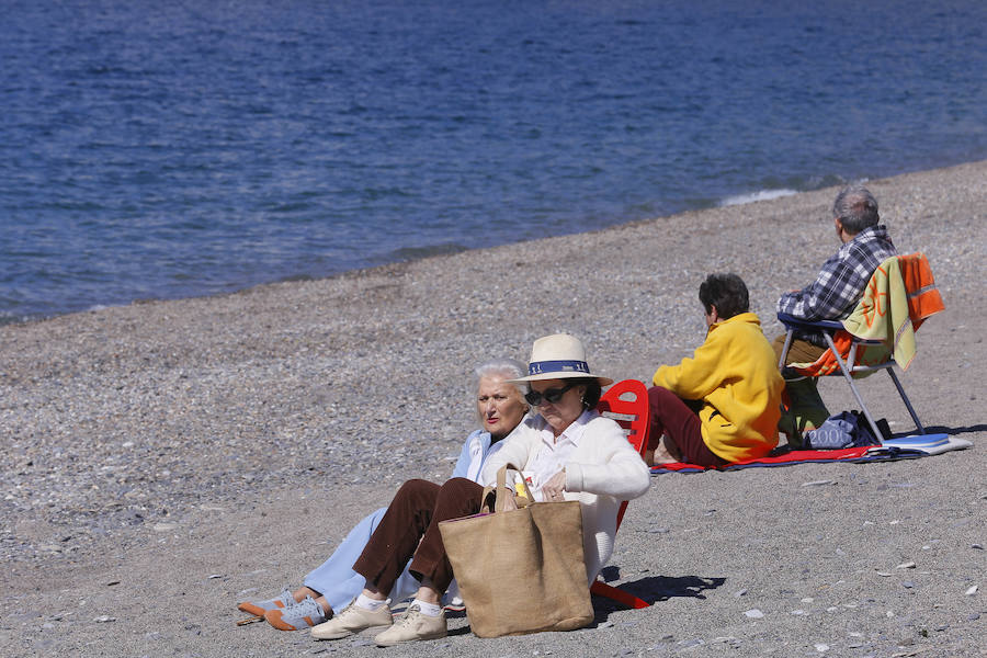 Las playas granadinas ya han estrenado la temporada con los primeros bañistas. A pesar de los estragos del pasado temporal, se han mejorado las expectativas. 