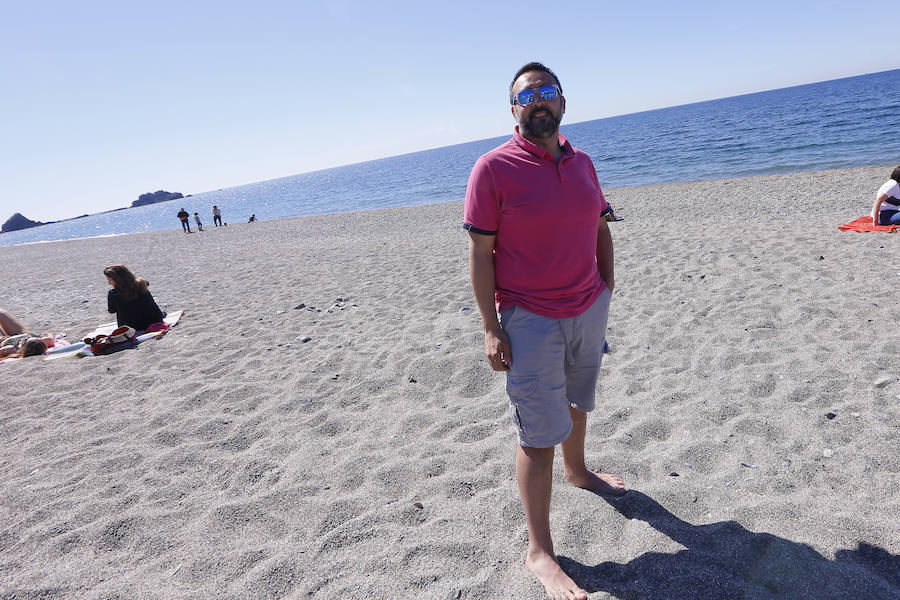 Las playas granadinas ya han estrenado la temporada con los primeros bañistas. A pesar de los estragos del pasado temporal, se han mejorado las expectativas. 