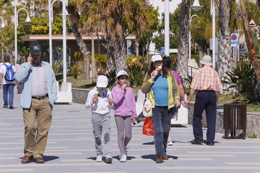 Las playas granadinas ya han estrenado la temporada con los primeros bañistas. A pesar de los estragos del pasado temporal, se han mejorado las expectativas. 