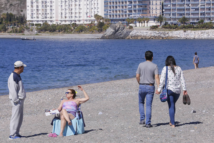 Las playas granadinas ya han estrenado la temporada con los primeros bañistas. A pesar de los estragos del pasado temporal, se han mejorado las expectativas. 