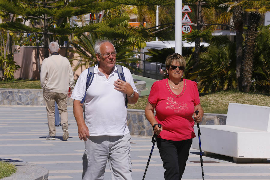 Las playas granadinas ya han estrenado la temporada con los primeros bañistas. A pesar de los estragos del pasado temporal, se han mejorado las expectativas. 