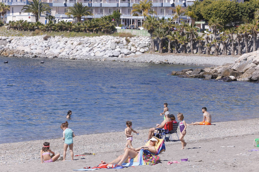 Las playas granadinas ya han estrenado la temporada con los primeros bañistas. A pesar de los estragos del pasado temporal, se han mejorado las expectativas. 