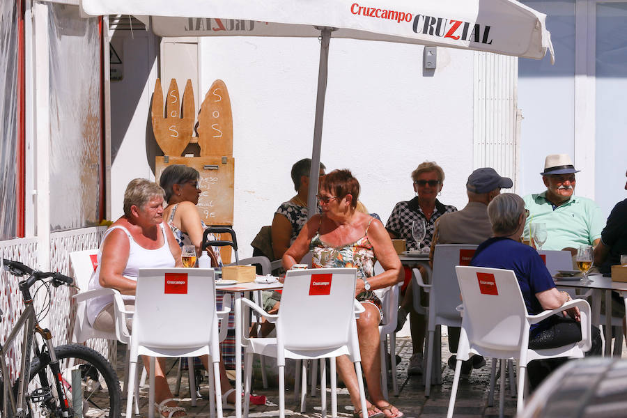 Las playas granadinas ya han estrenado la temporada con los primeros bañistas. A pesar de los estragos del pasado temporal, se han mejorado las expectativas. 