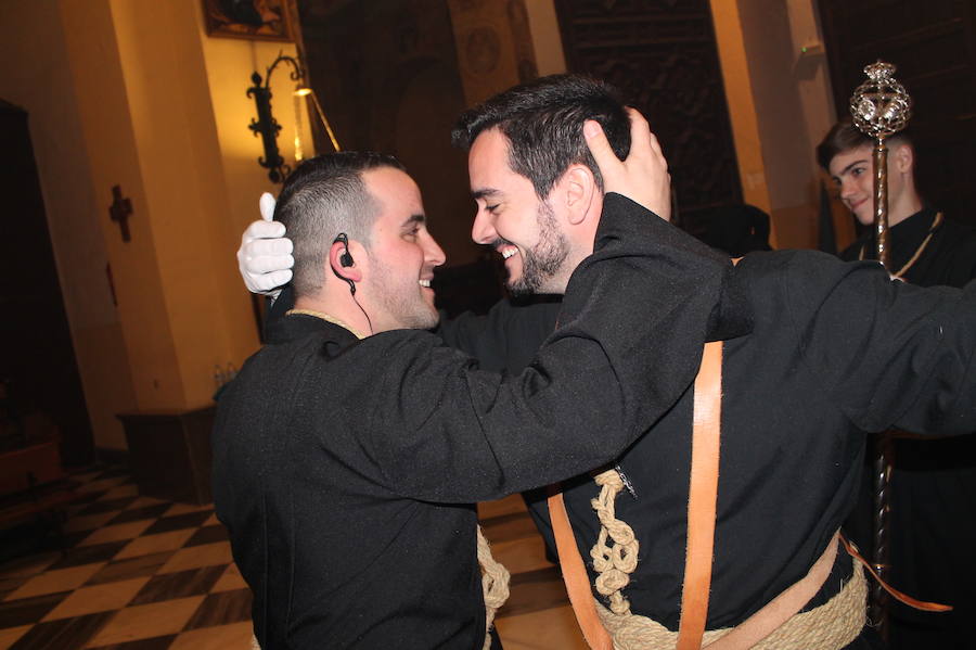 La cofradía del Cristo de la Expiración procesiona de madrugada por el centro sexitano