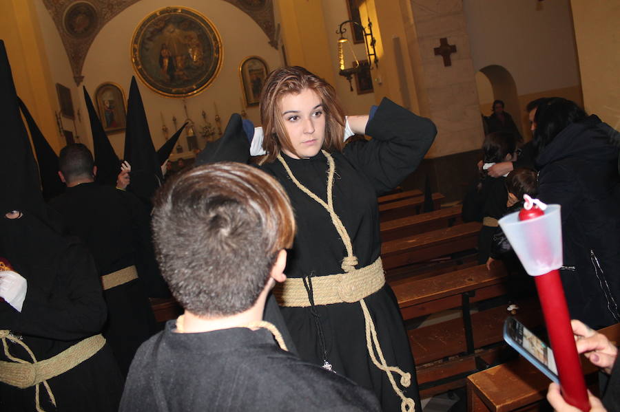La cofradía del Cristo de la Expiración procesiona de madrugada por el centro sexitano