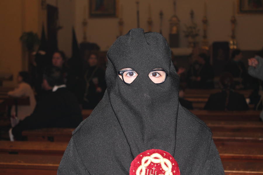 La cofradía del Cristo de la Expiración procesiona de madrugada por el centro sexitano