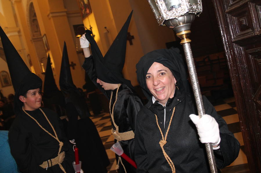 La cofradía del Cristo de la Expiración procesiona de madrugada por el centro sexitano