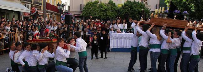 Desde hornazos, a reproducciones en miniatura de la Semana Santa, la provincia esconde tradiciones poco conocida para estos días.