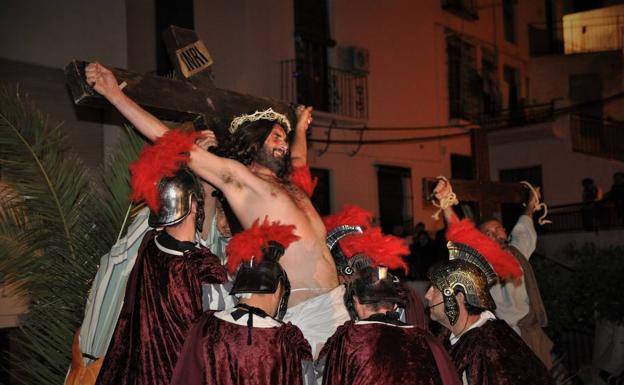 Desde hornazos, a reproducciones en miniatura de la Semana Santa, la provincia esconde tradiciones poco conocida para estos días.