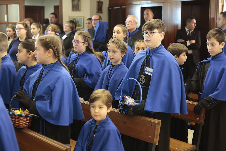 La Real Cofradía de Penitencia del Santísimo Cristo de la Redención y Nuestra Señora de la Salud recorre el Zaidín entre vítores 