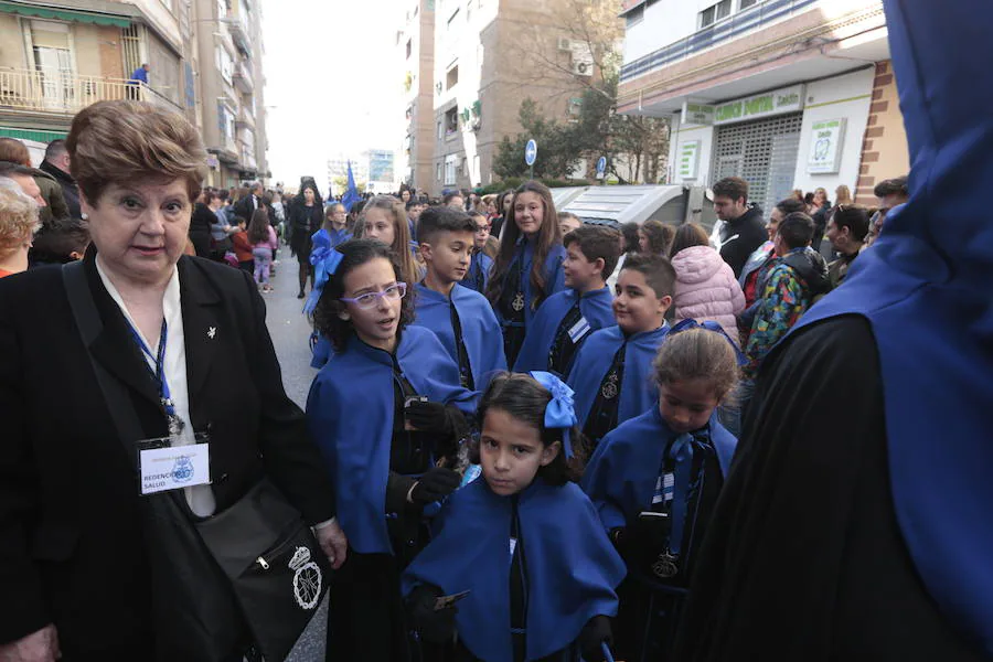 La Real Cofradía de Penitencia del Santísimo Cristo de la Redención y Nuestra Señora de la Salud recorre el Zaidín entre vítores 