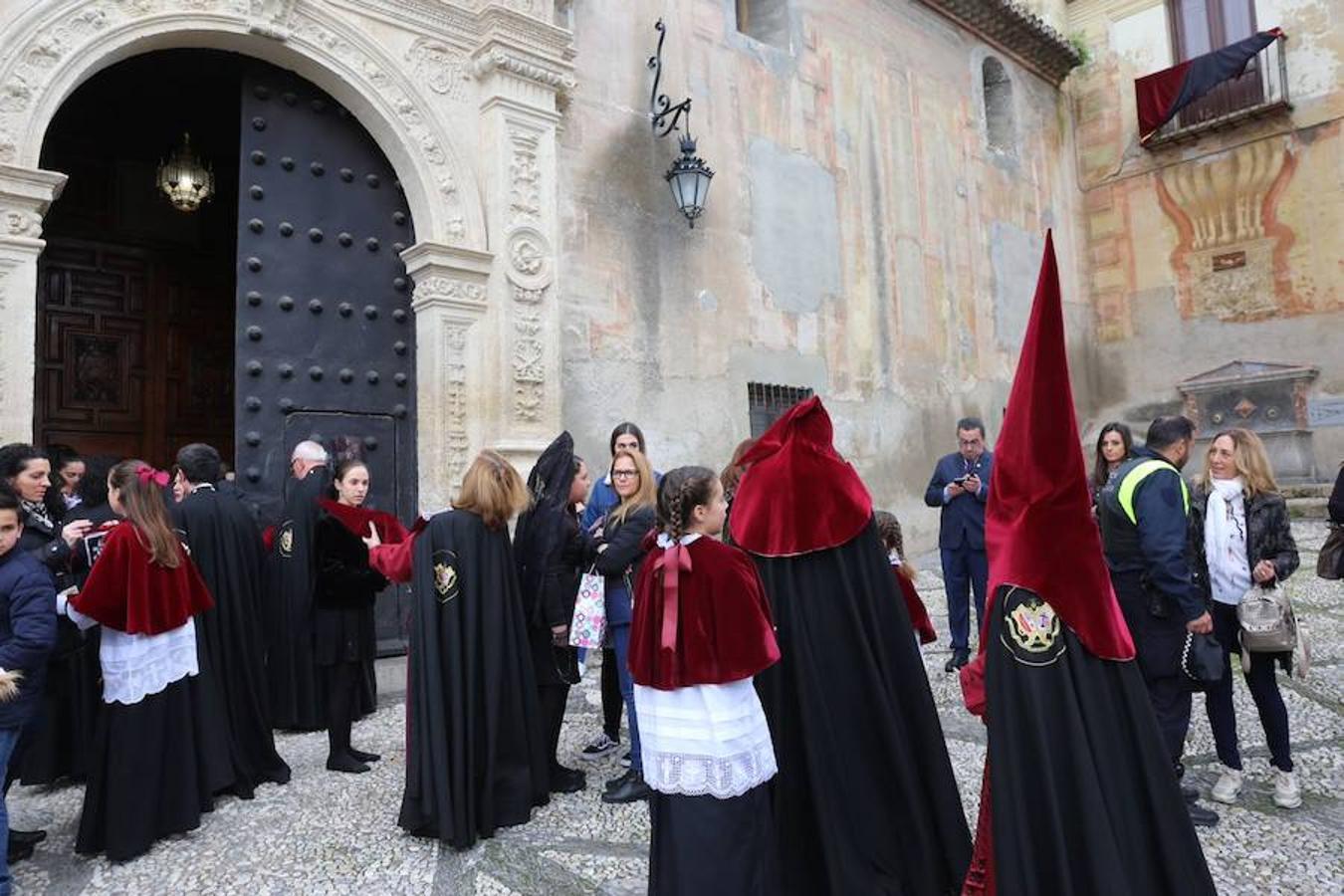 Estrenan guión de la juventud, (diseñado por Martínez Hurtado), el enriquecimiento de la faldilla de la cruz parroquial (trabajo del taller de bordado de la cofradía), remate del guión de la hermandad, (que representa el monumento del Señor de los Favores del Campo del Príncipe) y restauración de piezas de orfebrería. 