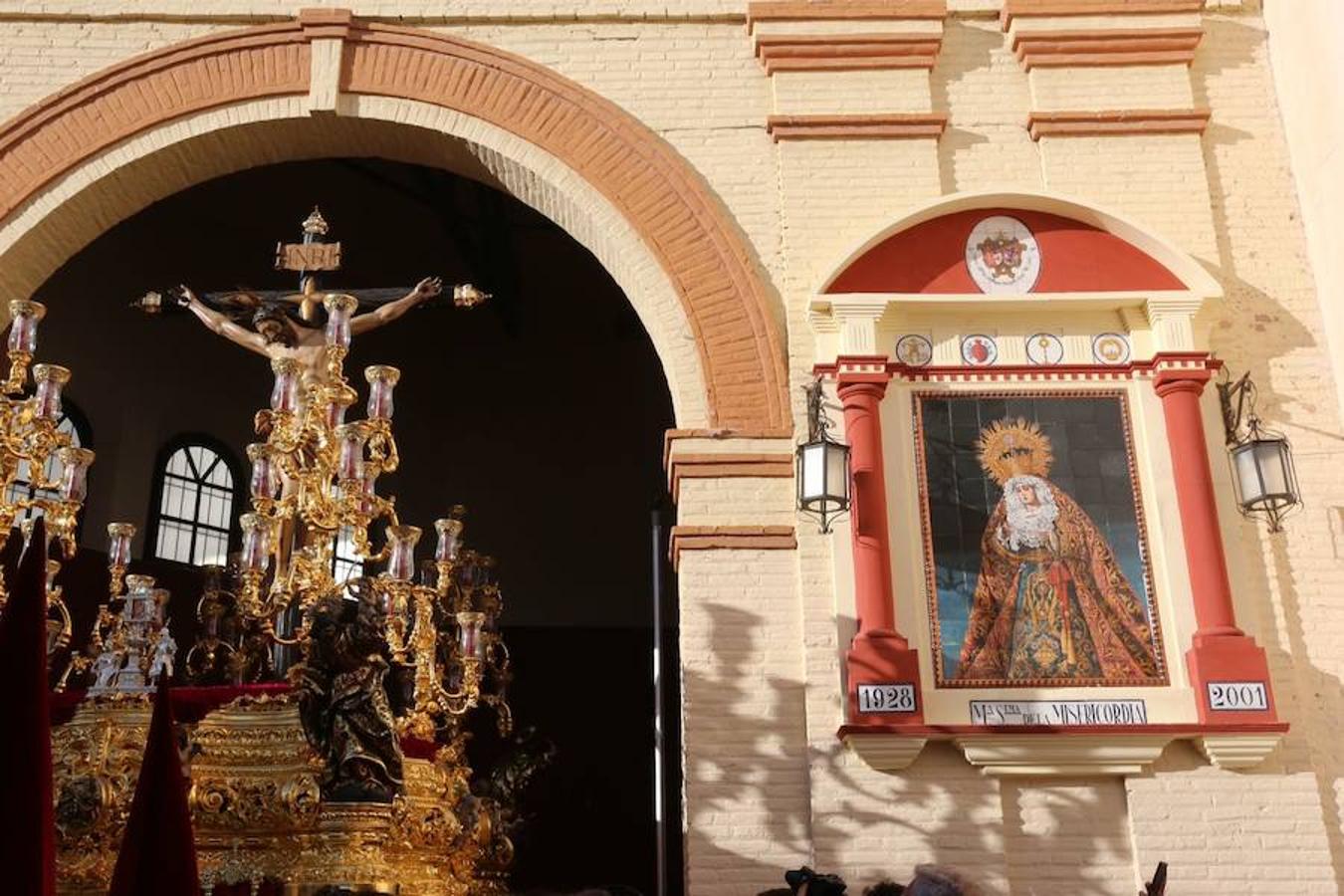 Estrenan guión de la juventud, (diseñado por Martínez Hurtado), el enriquecimiento de la faldilla de la cruz parroquial (trabajo del taller de bordado de la cofradía), remate del guión de la hermandad, (que representa el monumento del Señor de los Favores del Campo del Príncipe) y restauración de piezas de orfebrería. 