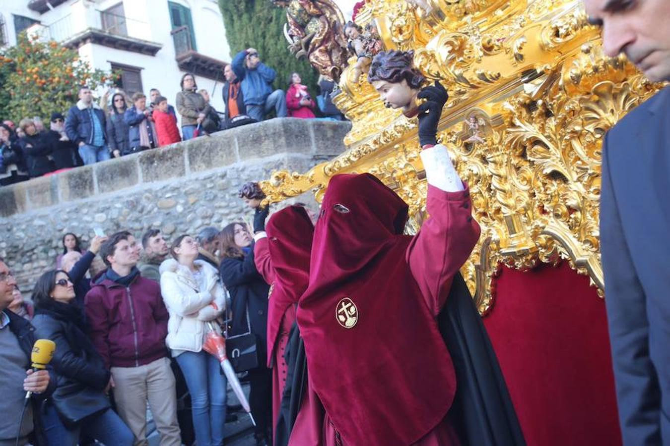 Estrenan guión de la juventud, (diseñado por Martínez Hurtado), el enriquecimiento de la faldilla de la cruz parroquial (trabajo del taller de bordado de la cofradía), remate del guión de la hermandad, (que representa el monumento del Señor de los Favores del Campo del Príncipe) y restauración de piezas de orfebrería. 