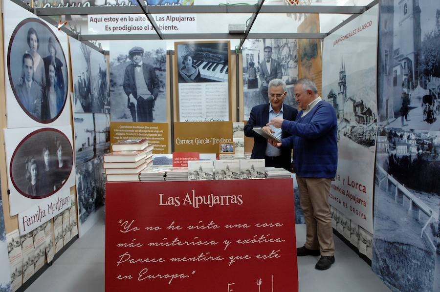 María Ángeles Blanco y Sandra García inauguran la muestra, ubicada en el Pabellón Cubierto de Río Chico