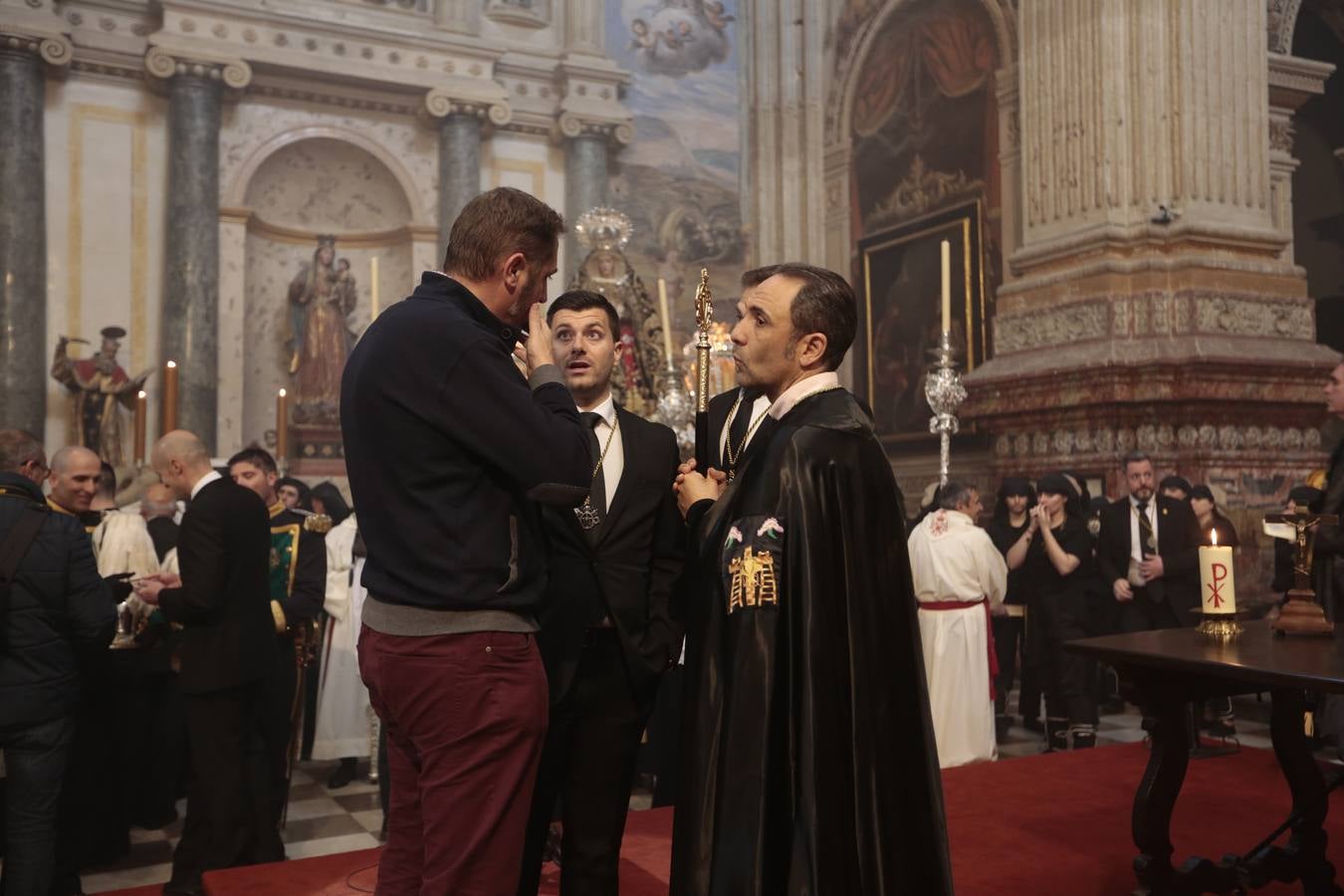 La hermandad de la Soledad de San Jerónimo, la que se conoce popularmente con el nombre de 'Las Chías', estrena este año un nuevo guión de la corporación, que ha sido bordado por Jesús Arco siguiendo el diseño realizado por Álvaro Abril Vela y que incorpora una pintura de Juan Díaz Losada.