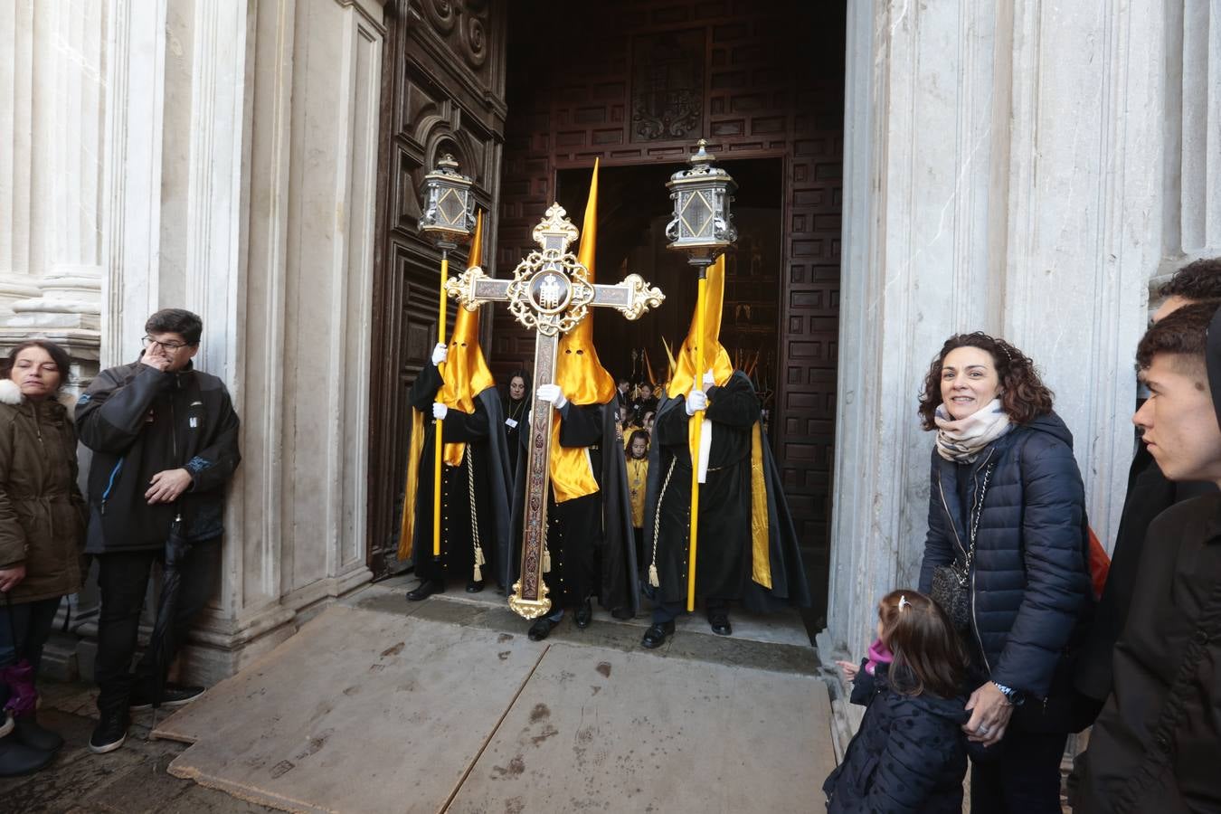 La hermandad de la Soledad de San Jerónimo, la que se conoce popularmente con el nombre de 'Las Chías', estrena este año un nuevo guión de la corporación, que ha sido bordado por Jesús Arco siguiendo el diseño realizado por Álvaro Abril Vela y que incorpora una pintura de Juan Díaz Losada.