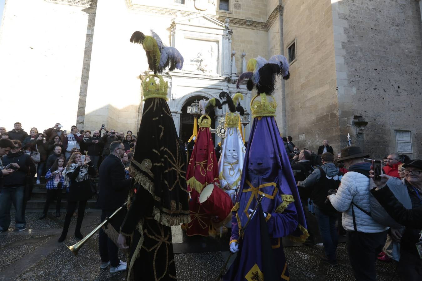 La hermandad de la Soledad de San Jerónimo, la que se conoce popularmente con el nombre de 'Las Chías', estrena este año un nuevo guión de la corporación, que ha sido bordado por Jesús Arco siguiendo el diseño realizado por Álvaro Abril Vela y que incorpora una pintura de Juan Díaz Losada.