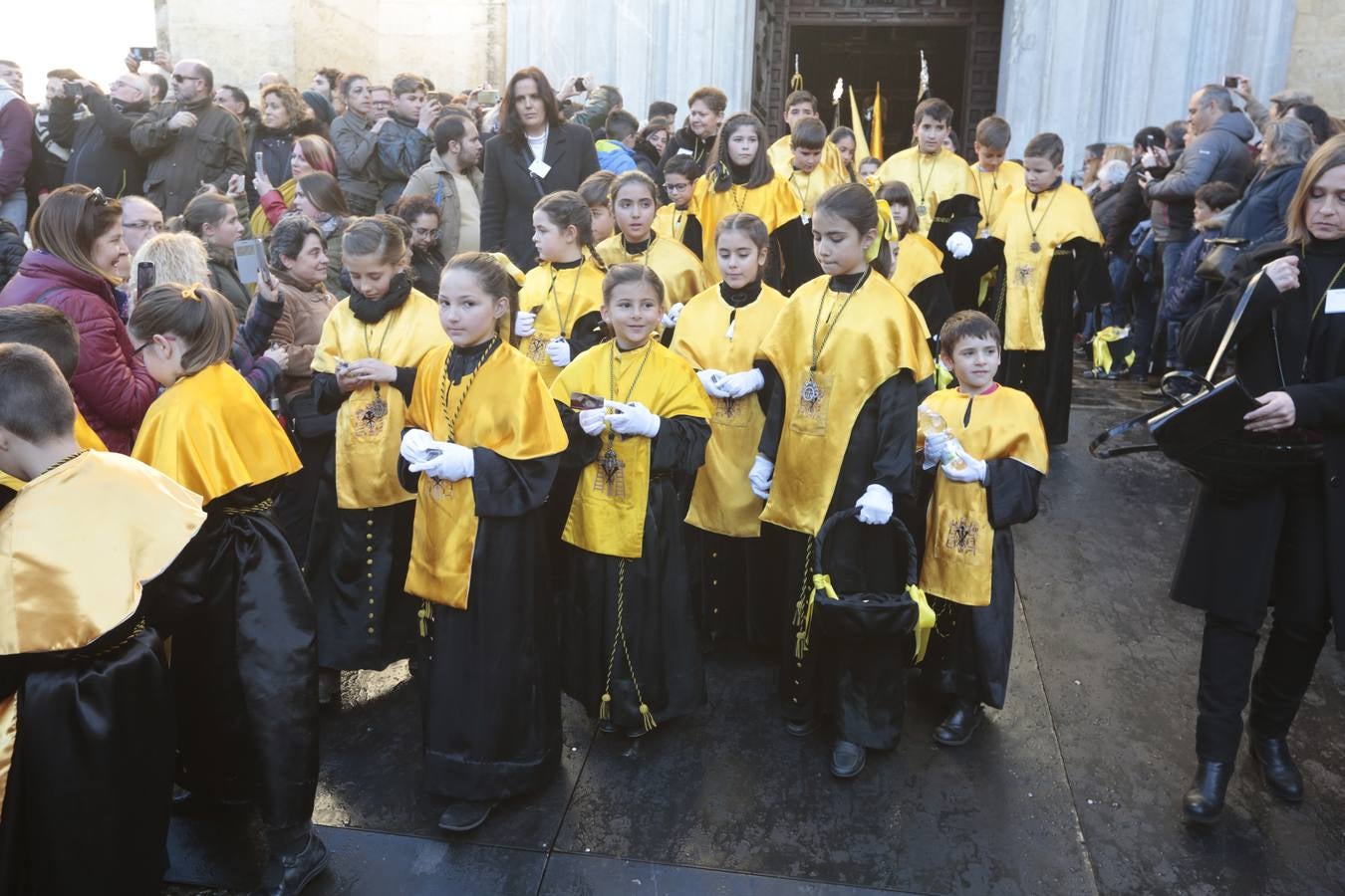 La hermandad de la Soledad de San Jerónimo, la que se conoce popularmente con el nombre de 'Las Chías', estrena este año un nuevo guión de la corporación, que ha sido bordado por Jesús Arco siguiendo el diseño realizado por Álvaro Abril Vela y que incorpora una pintura de Juan Díaz Losada.