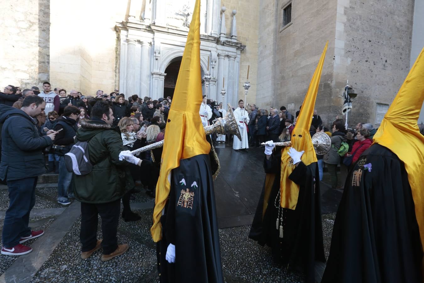 La hermandad de la Soledad de San Jerónimo, la que se conoce popularmente con el nombre de 'Las Chías', estrena este año un nuevo guión de la corporación, que ha sido bordado por Jesús Arco siguiendo el diseño realizado por Álvaro Abril Vela y que incorpora una pintura de Juan Díaz Losada.