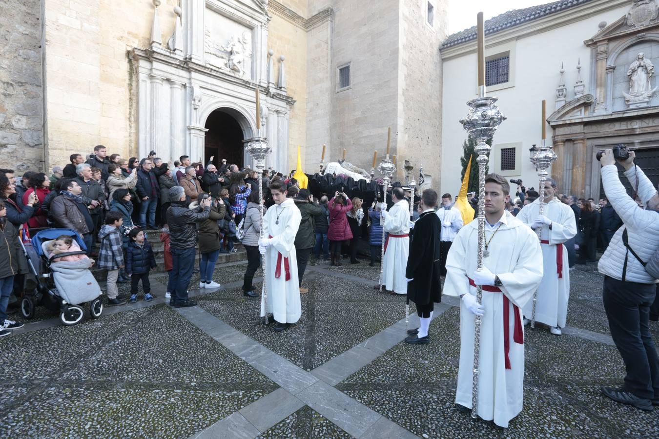 La hermandad de la Soledad de San Jerónimo, la que se conoce popularmente con el nombre de 'Las Chías', estrena este año un nuevo guión de la corporación, que ha sido bordado por Jesús Arco siguiendo el diseño realizado por Álvaro Abril Vela y que incorpora una pintura de Juan Díaz Losada.