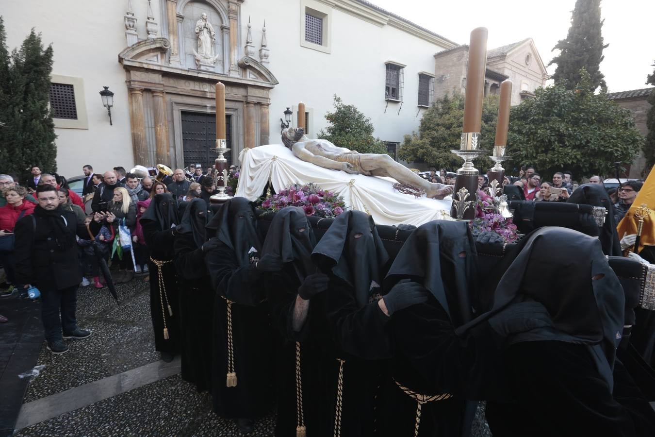 La hermandad de la Soledad de San Jerónimo, la que se conoce popularmente con el nombre de 'Las Chías', estrena este año un nuevo guión de la corporación, que ha sido bordado por Jesús Arco siguiendo el diseño realizado por Álvaro Abril Vela y que incorpora una pintura de Juan Díaz Losada.