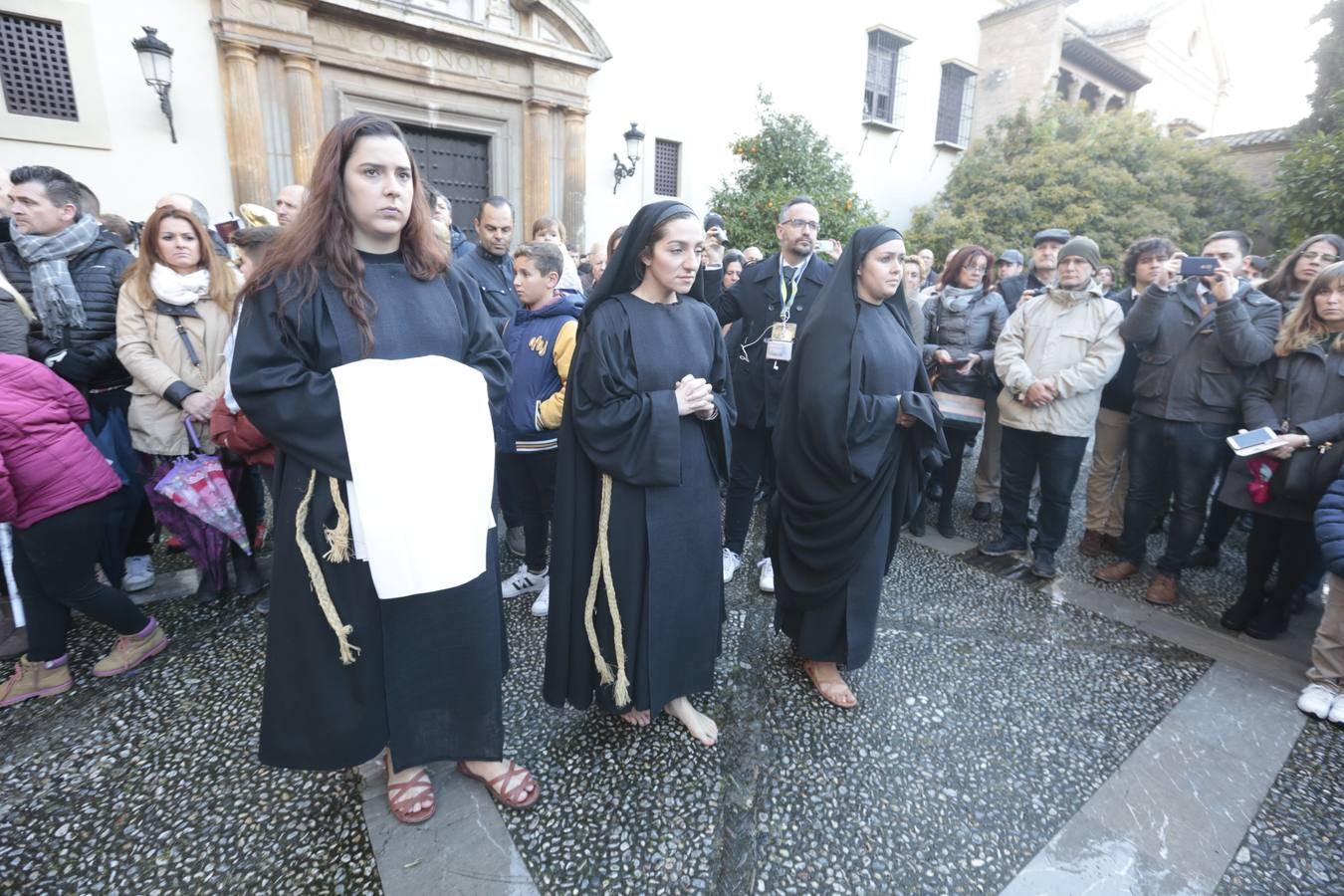 La hermandad de la Soledad de San Jerónimo, la que se conoce popularmente con el nombre de 'Las Chías', estrena este año un nuevo guión de la corporación, que ha sido bordado por Jesús Arco siguiendo el diseño realizado por Álvaro Abril Vela y que incorpora una pintura de Juan Díaz Losada.