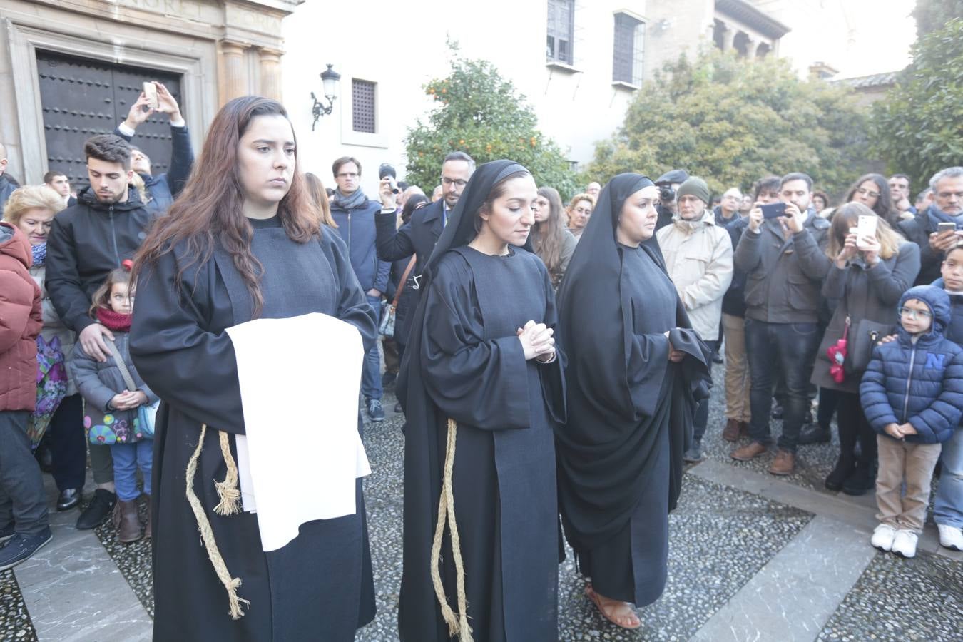 La hermandad de la Soledad de San Jerónimo, la que se conoce popularmente con el nombre de 'Las Chías', estrena este año un nuevo guión de la corporación, que ha sido bordado por Jesús Arco siguiendo el diseño realizado por Álvaro Abril Vela y que incorpora una pintura de Juan Díaz Losada.