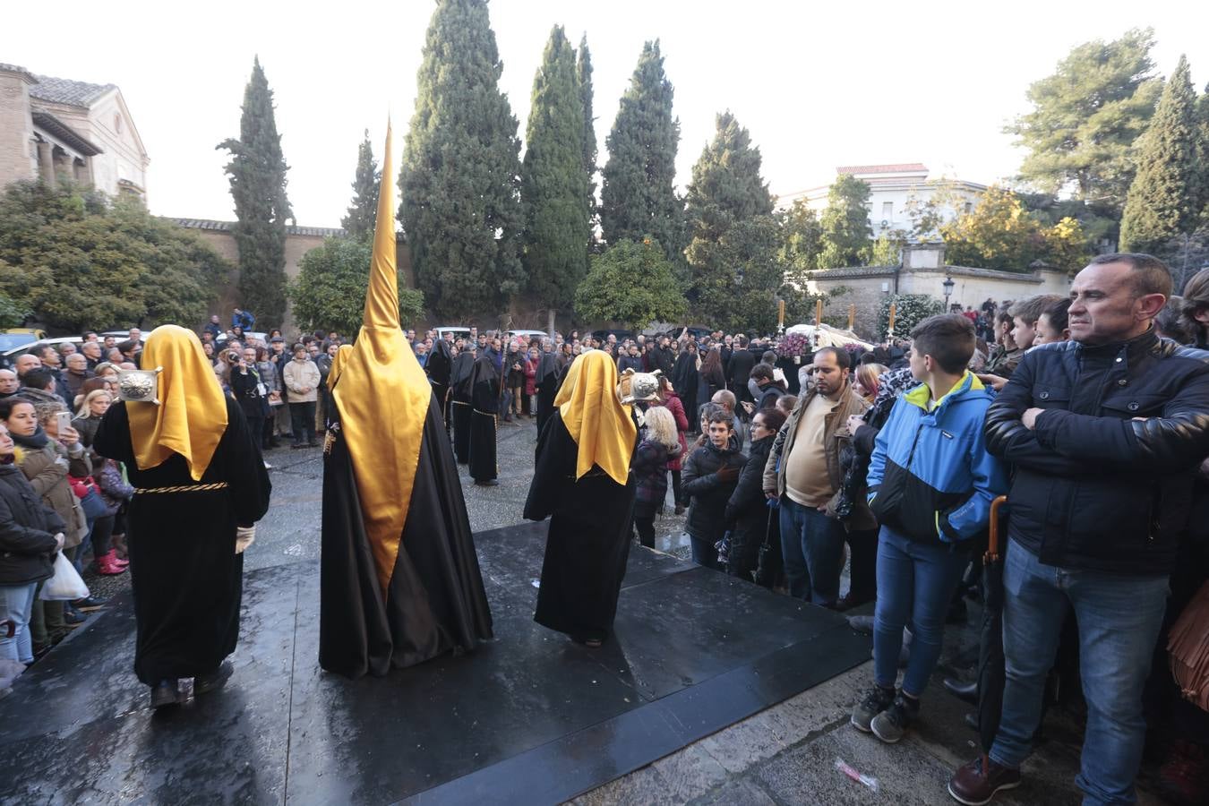 La hermandad de la Soledad de San Jerónimo, la que se conoce popularmente con el nombre de 'Las Chías', estrena este año un nuevo guión de la corporación, que ha sido bordado por Jesús Arco siguiendo el diseño realizado por Álvaro Abril Vela y que incorpora una pintura de Juan Díaz Losada.