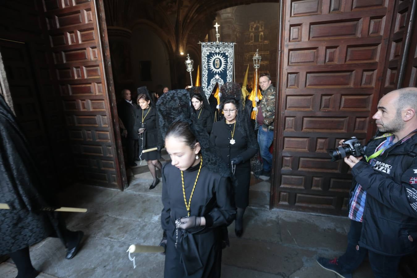 La hermandad de la Soledad de San Jerónimo, la que se conoce popularmente con el nombre de 'Las Chías', estrena este año un nuevo guión de la corporación, que ha sido bordado por Jesús Arco siguiendo el diseño realizado por Álvaro Abril Vela y que incorpora una pintura de Juan Díaz Losada.