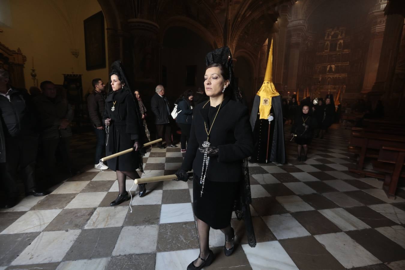 La hermandad de la Soledad de San Jerónimo, la que se conoce popularmente con el nombre de 'Las Chías', estrena este año un nuevo guión de la corporación, que ha sido bordado por Jesús Arco siguiendo el diseño realizado por Álvaro Abril Vela y que incorpora una pintura de Juan Díaz Losada.