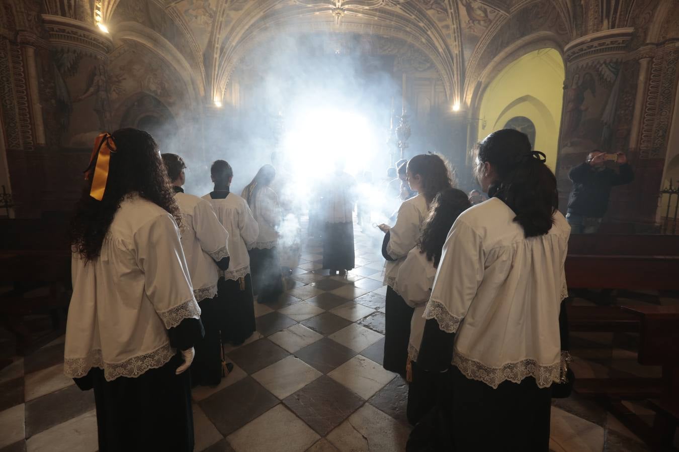 La hermandad de la Soledad de San Jerónimo, la que se conoce popularmente con el nombre de 'Las Chías', estrena este año un nuevo guión de la corporación, que ha sido bordado por Jesús Arco siguiendo el diseño realizado por Álvaro Abril Vela y que incorpora una pintura de Juan Díaz Losada.